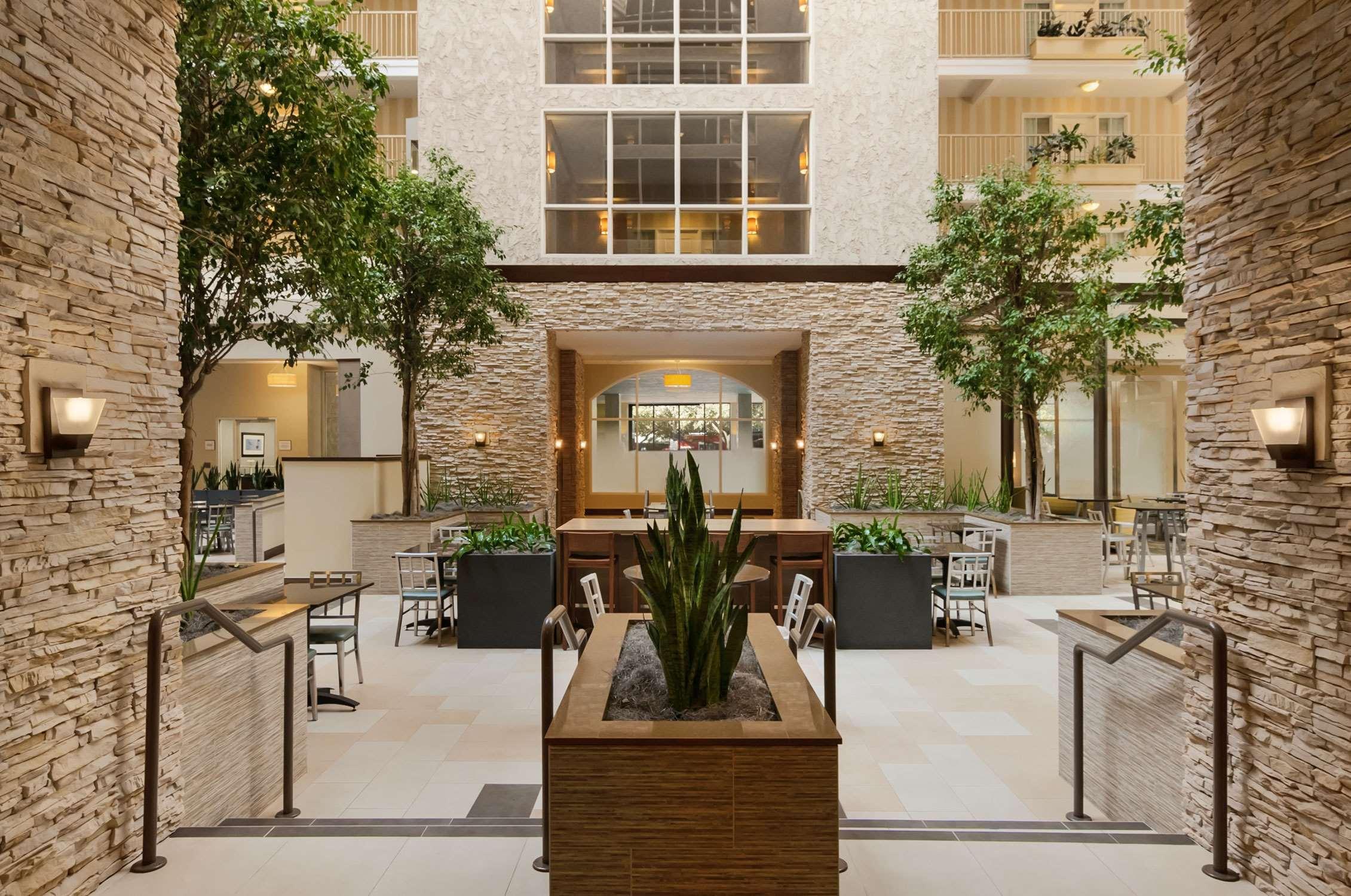 Embassy Suites By Hilton Dallas Market Center Beltér fotó